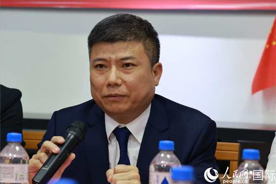 浙江省蘭溪市市委常委柳衛(wèi)東在座談會上致辭。人民網(wǎng)記者 陳海琪攝