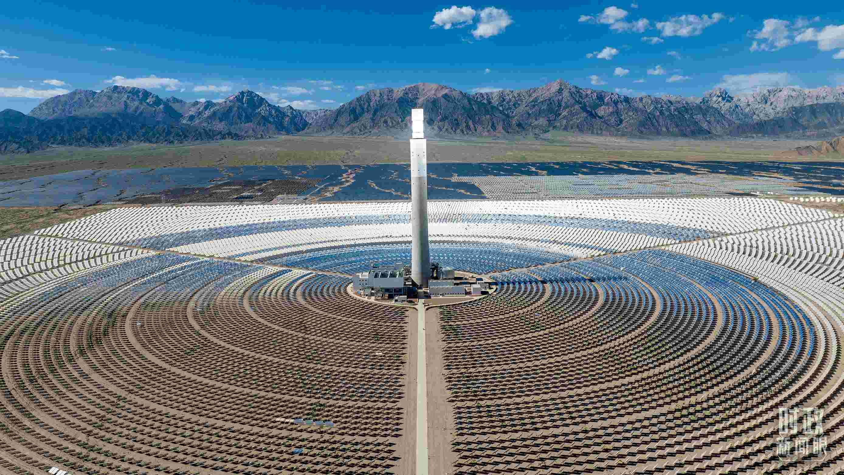 △青海海西德令哈塔式熔鹽儲能光熱發(fā)電廠。（圖/視覺中國）