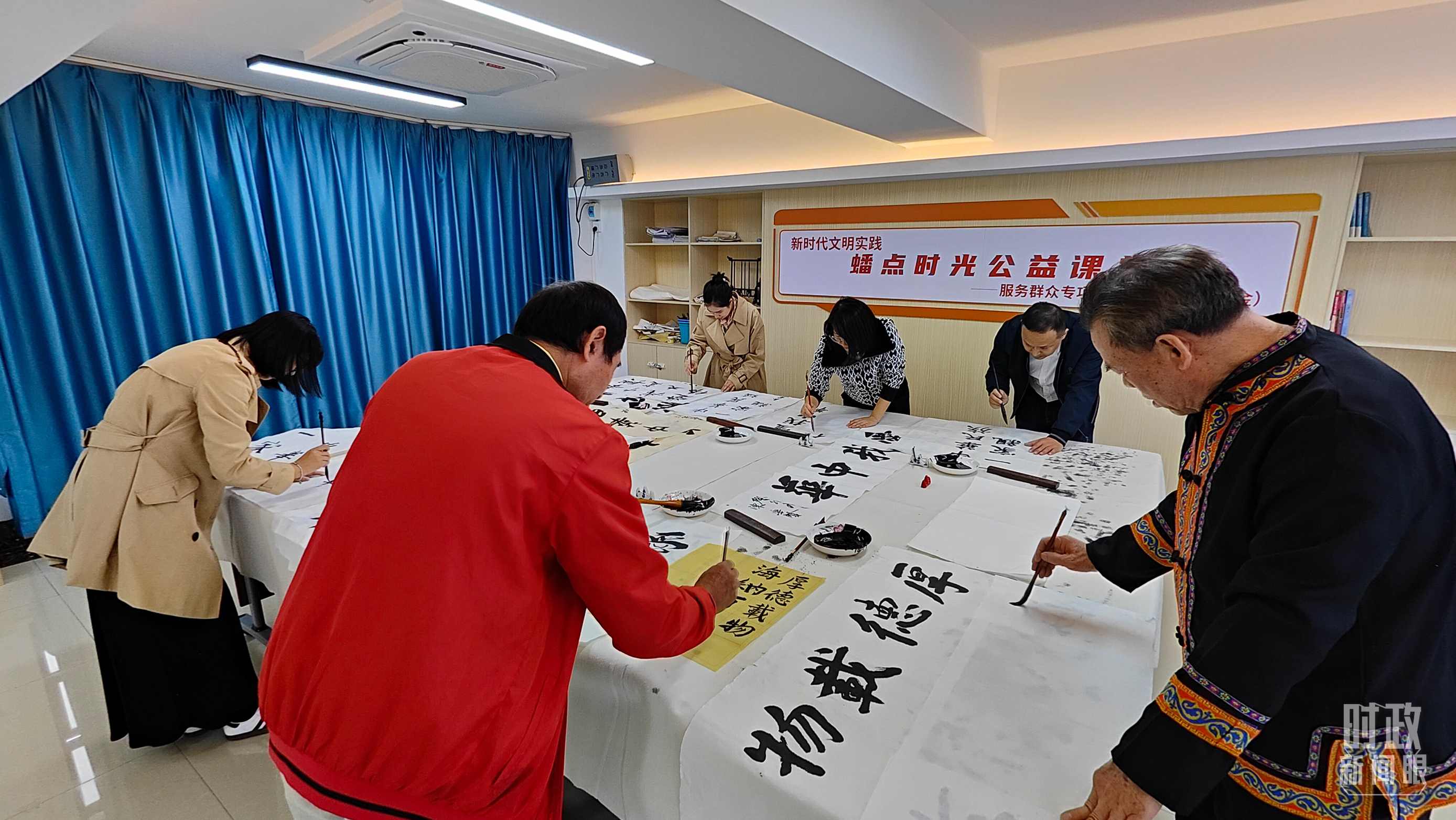 △廣西南寧市多民族社區(qū)——盤龍社區(qū)居民練習(xí)書法。（總臺央視記者楊立峰拍攝）