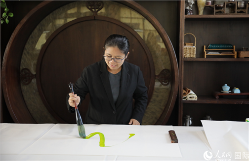 緬甸駐華大使館副館長(zhǎng)、公使銜參贊杜欣瑪泰參加《五百筆·瀾湄合作》集體藝術(shù)創(chuàng)作。人民網(wǎng)王婧攝