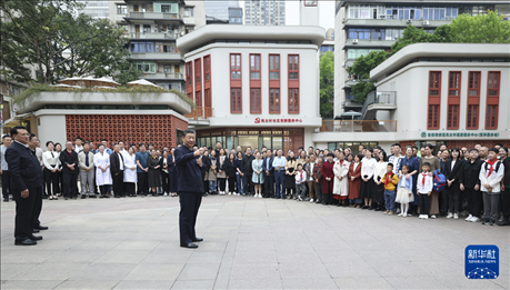 4月22日至24日，中共中央總書記、國(guó)家主席、中央軍委主席習(xí)近平在重慶考察。這是22日下午，習(xí)近平在九龍坡區(qū)謝家灣街道民主村社區(qū)考察時(shí)，同社區(qū)居民親切交流。新華社記者 鞠鵬 攝