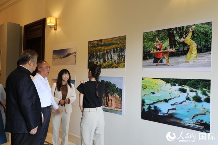 四川省文化和旅游廳副廳長王成平、墨西哥松林文化中心展覽部主任盧西亞·恩里克斯·岡薩雷斯·薩拉維亞、墨西哥中國文化中心主任石岳文參觀圖片展。拍攝者為墨西哥分社外籍雇員埃內(nèi)斯托·多明戈斯