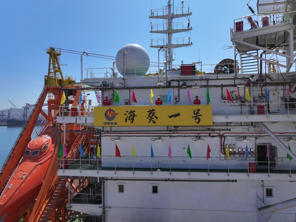 亞洲首艘圓筒型FPSO“?？惶枴苯ㄔ焱旯?。韓慶攝