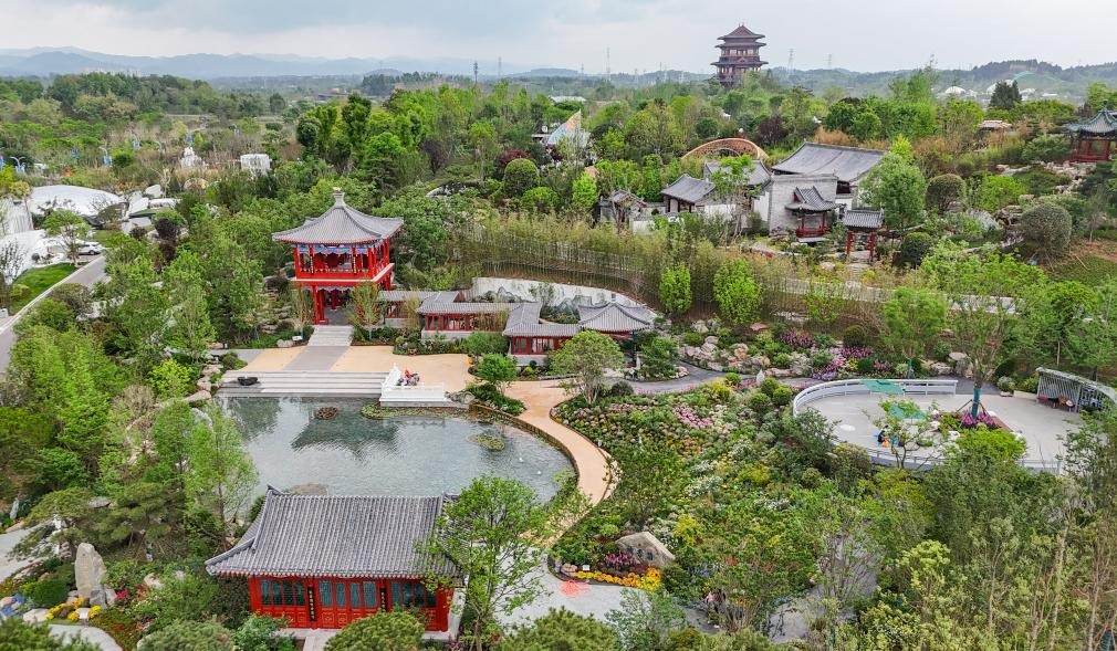 這是2024年4月22日拍攝的成都世園會(huì)主會(huì)場(chǎng)北京園（無(wú)人機(jī)照片）。新華社記者 王曦 攝