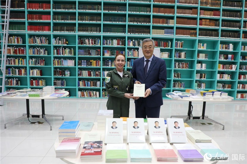 授課后，中國駐巴西大使祝青橋向巴西高等防務(wù)學(xué)院圖書館捐贈(zèng)了150本書籍。圖為祝青橋和巴西高等防務(wù)學(xué)院院長卡拉·利里奧·馬丁斯在圖書捐贈(zèng)儀式上。 人民網(wǎng)記者 陳一鳴攝