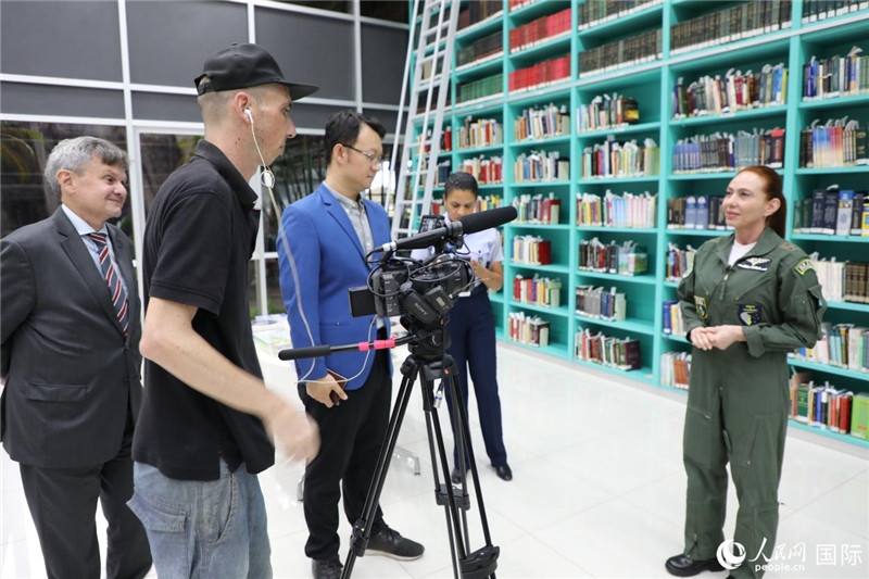 巴西高等防務(wù)學(xué)院院長卡拉·利里奧·馬丁斯接受了人民網(wǎng)的視頻采訪。 人民網(wǎng)記者 陳一鳴攝