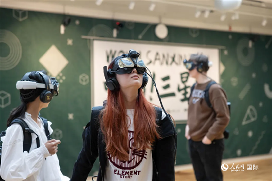 體驗(yàn)三星堆VR文化。中國駐瑞典大使館供圖