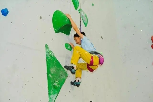 2024年4月16日，全國青少年攀巖公開賽江山站舉行，選手在比賽中。中國登山協(xié)會供圖