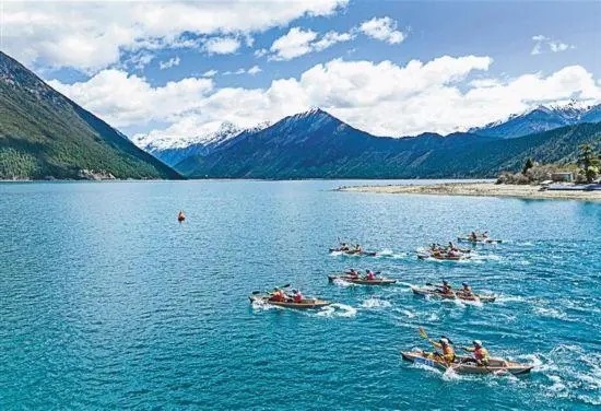 2024年4月20日，2024年巴松措國際漂流公開賽的選手在比賽中。 新華社記者 孫非攝