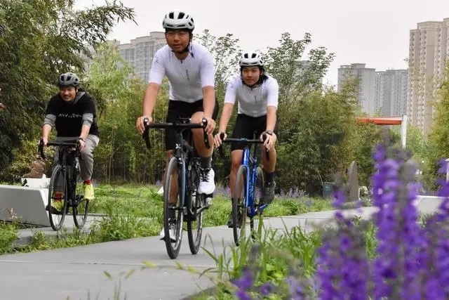 2024年4月上旬，一支騎行隊伍在西安雁南公園騎行。 新華社記者 鄭昕攝