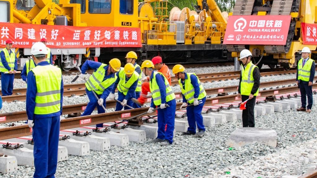 △2024年4月25日，在塞爾維亞北部城市巴奇卡托波拉，匈塞鐵路項(xiàng)目施工人員進(jìn)行匈塞鐵路軌道合龍工作。