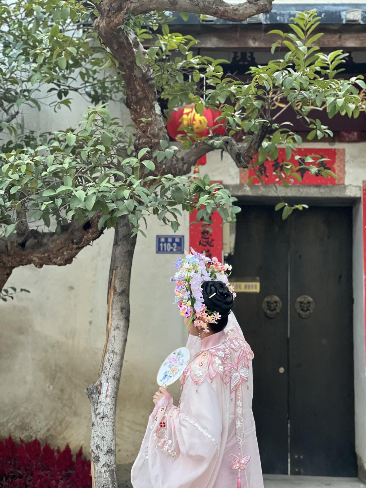 福建泉州，頭戴簪花的游客正拍照留念。人民網(wǎng) 歐陽易佳攝