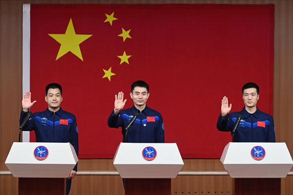 2024年月24日，神舟十八號(hào)載人飛行任務(wù)航天員葉光富（中）、李聰（右）、李廣蘇在酒泉衛(wèi)星發(fā)射中心問(wèn)天閣與媒體記者集體見(jiàn)面。