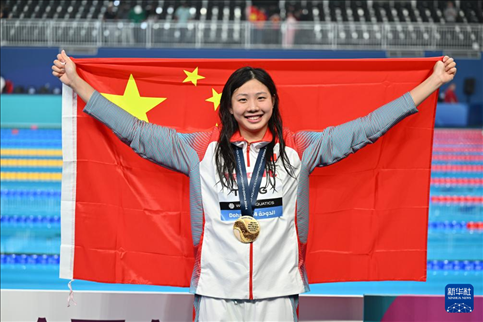 2024年2月13日，2024年世界游泳錦標賽游泳項目女子100米蛙泳決賽在卡塔爾多哈舉行。圖為冠軍中國選手唐錢婷在頒獎儀式后慶祝。新華社記者 薛宇舸 攝