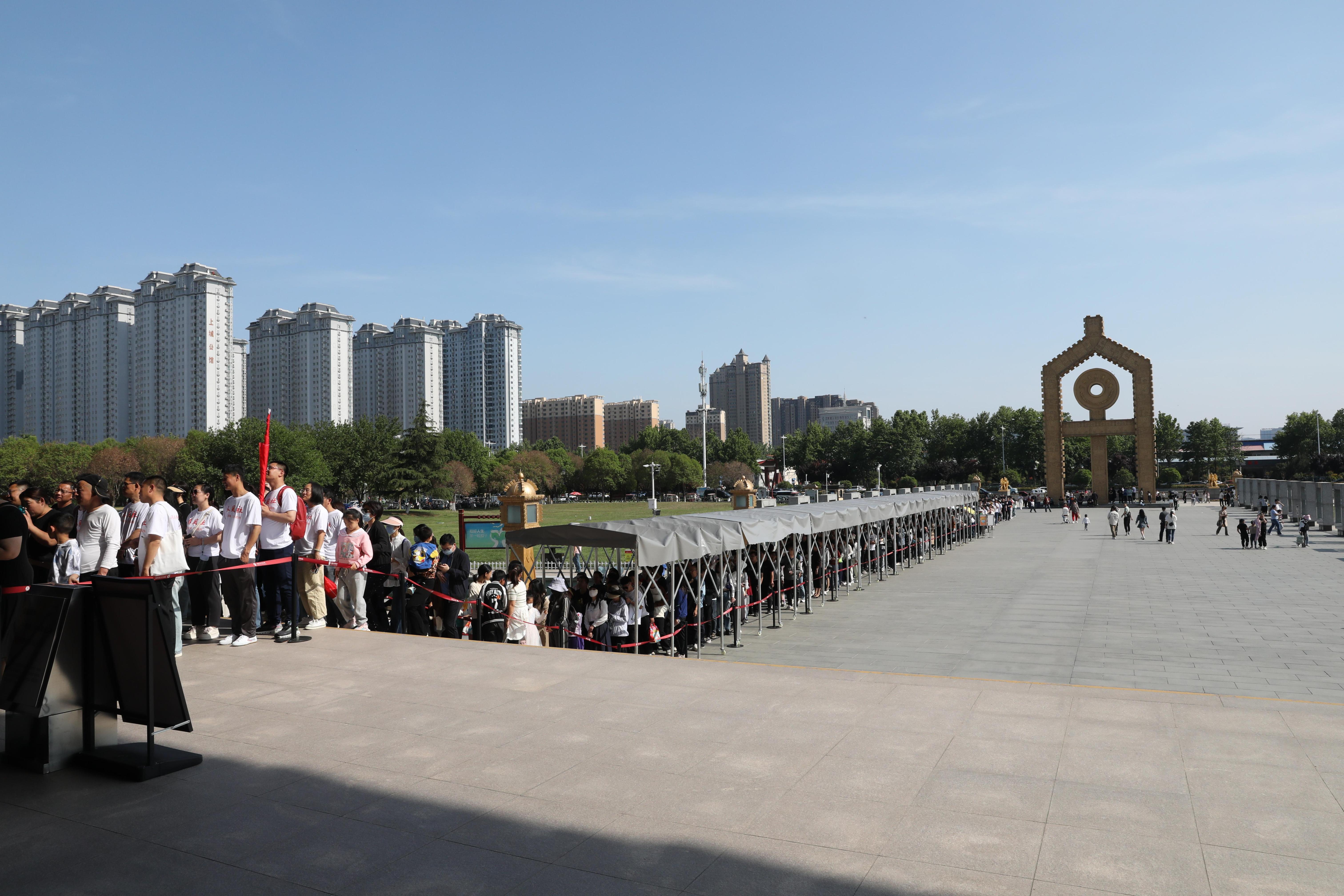 “五一”期間，中國文字博物館外游客有序排隊。中國文字博物館供圖