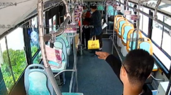 公交車上他一聲大吼！魏杰，好樣的！