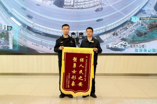 公交車上他一聲大吼！魏杰，好樣的！