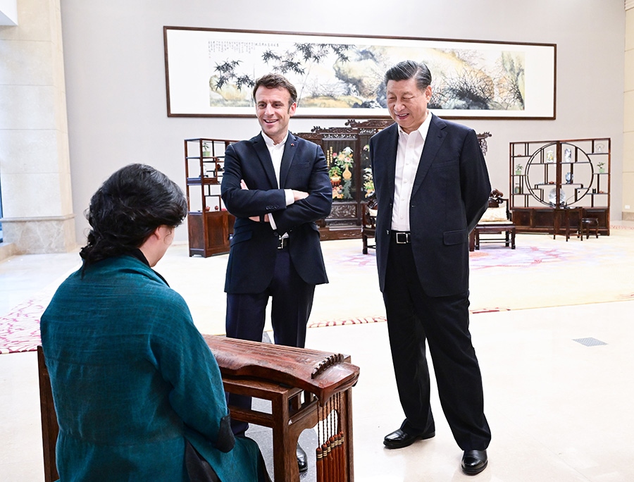 2023年4月7日，國家主席習(xí)近平在廣東省廣州市松園同法國總統(tǒng)馬克龍舉行非正式會(huì)晤。這是兩國元首在白云廳欣賞古琴演奏。新華社記者 岳月偉 攝