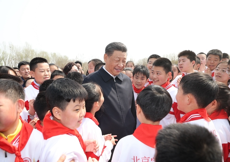 △4月3日，習(xí)近平總書記來到北京市通州區(qū)潞城鎮(zhèn)參加首都義務(wù)植樹活動。這是總書記同少先隊(duì)員在一起。