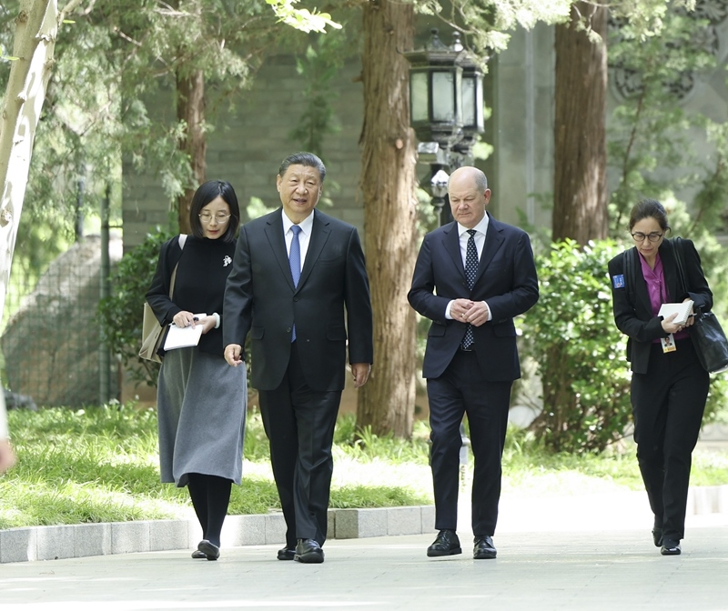 △4月16日，習(xí)近平主席在北京釣魚臺國賓館會見德國總理朔爾茨。這是習(xí)近平主席同朔爾茨總理一起散步。