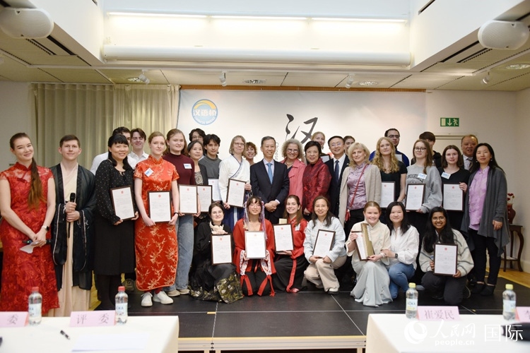 中國駐瑞典大使崔愛民、使館負責(zé)教育事務(wù)的黃立瓊參贊、預(yù)選賽評委老師和指導(dǎo)老師，以及所有獲獎選手合影留念。人民網(wǎng)記者 殷淼攝