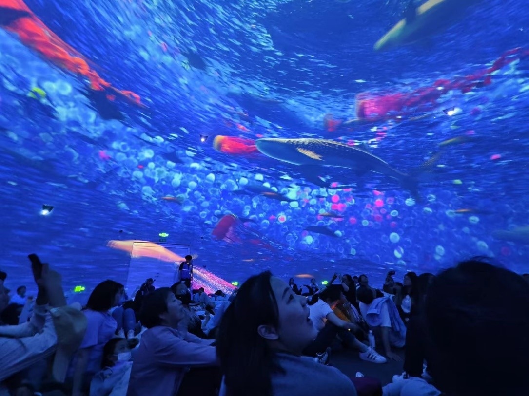 “五一”期間，游客在天津極地海洋公園科技館體驗魔法海洋。人民網(wǎng)記者 喬業(yè)瓊攝