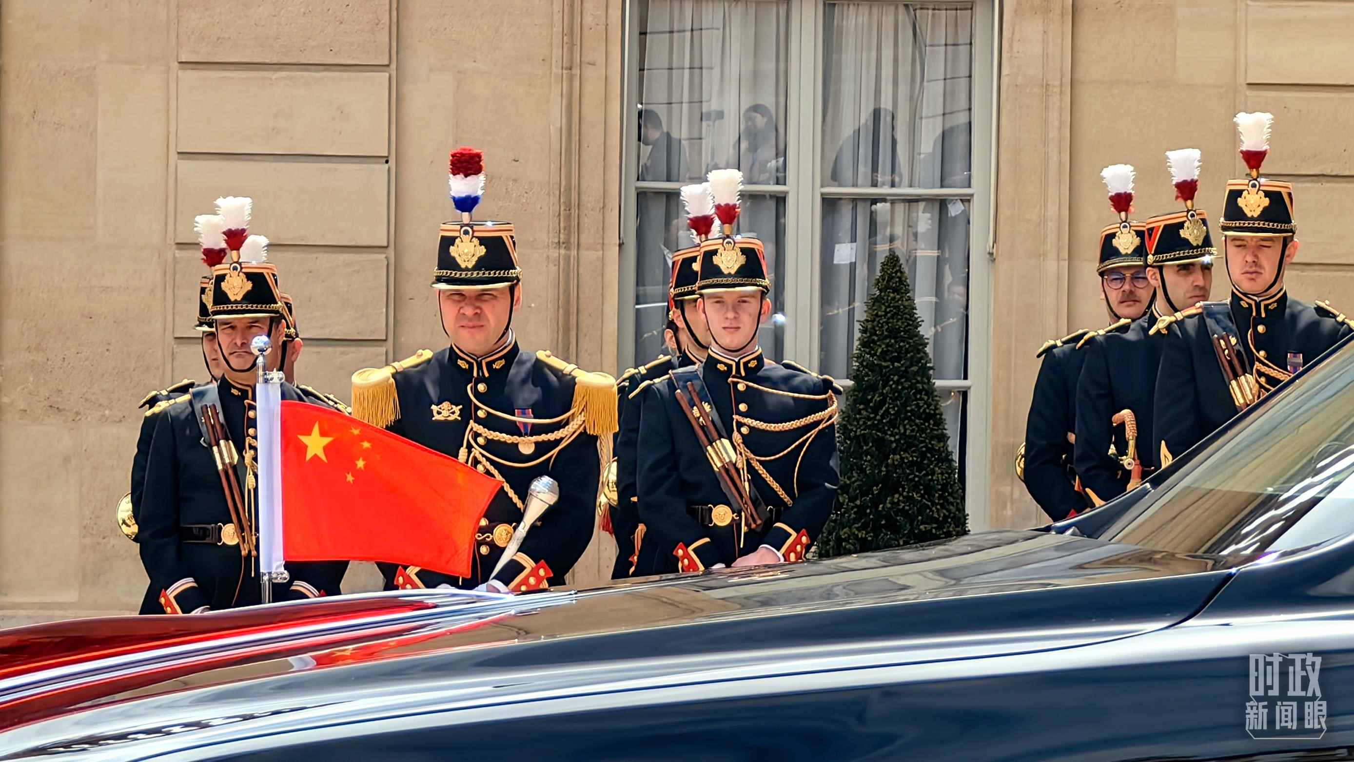 △習(xí)主席乘車抵達(dá)愛麗舍宮。（總臺央視記者段德文拍攝）