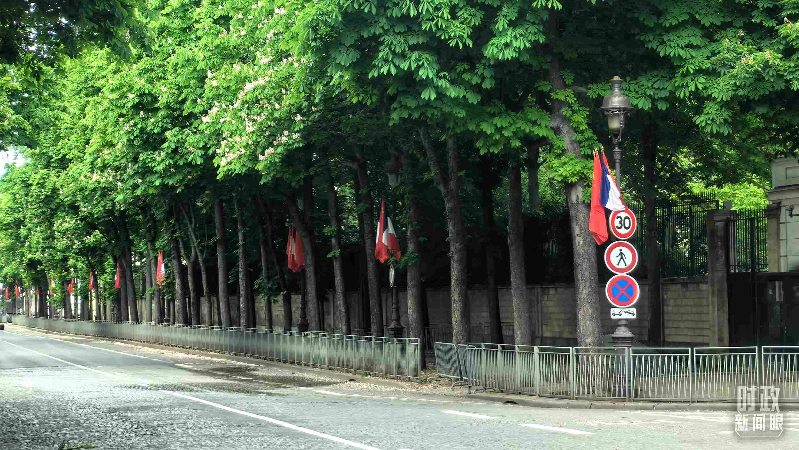△巴黎道路兩側(cè)懸掛中法兩國國旗。（總臺央視記者鄂介甫拍攝）