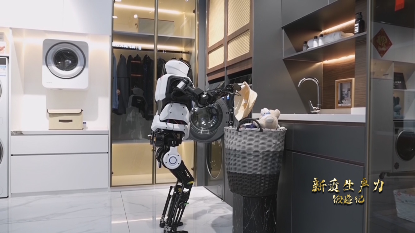 人形機(jī)器人洗衣服。