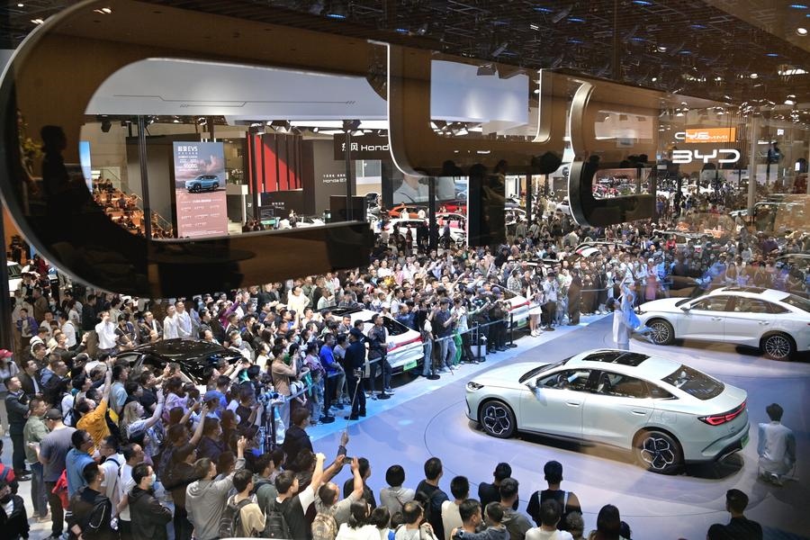 5月4日，參觀者在2024北京車展比亞迪品牌展臺參觀。新華社記者 尹棟遜 攝