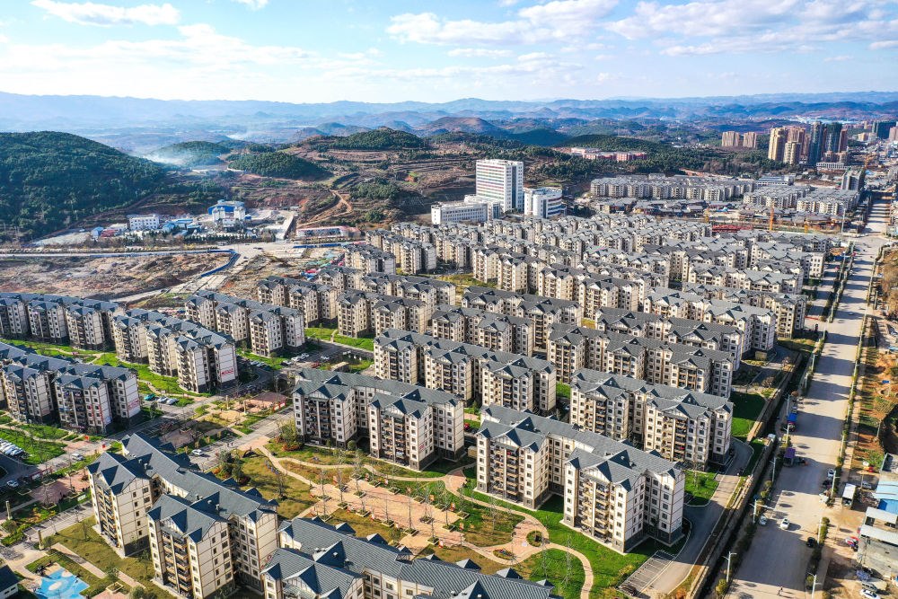 貴州省威寧縣五里崗街道朝陽新城易地扶貧搬遷安置小區(qū)（2021年11月28日攝，無人機(jī)照片）。新華社記者 楊文斌 攝