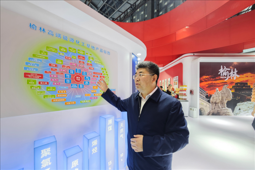 榆林市發(fā)展改革委黨組書記、主任崔淵推介當?shù)仄放?。人民網(wǎng)記者 許維娜攝