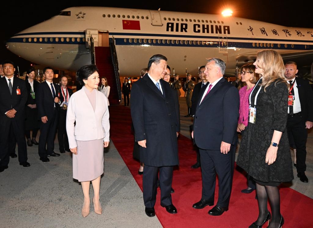 當?shù)貢r間5月8日晚，國家主席習近平乘專機抵達布達佩斯。匈牙利總理歐爾班夫婦、外長西雅爾多等政府高級官員在機場熱情迎接習近平和夫人彭麗媛。