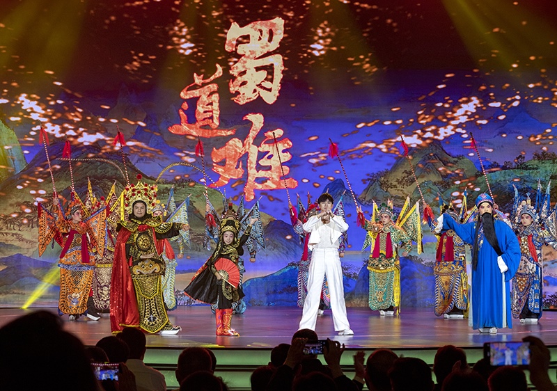 2023年10月13日，成都，“把青春華章寫(xiě)在祖國(guó)大地上”大思政課網(wǎng)絡(luò)主題宣傳和互動(dòng)引導(dǎo)活動(dòng)在四川大學(xué)舉行。