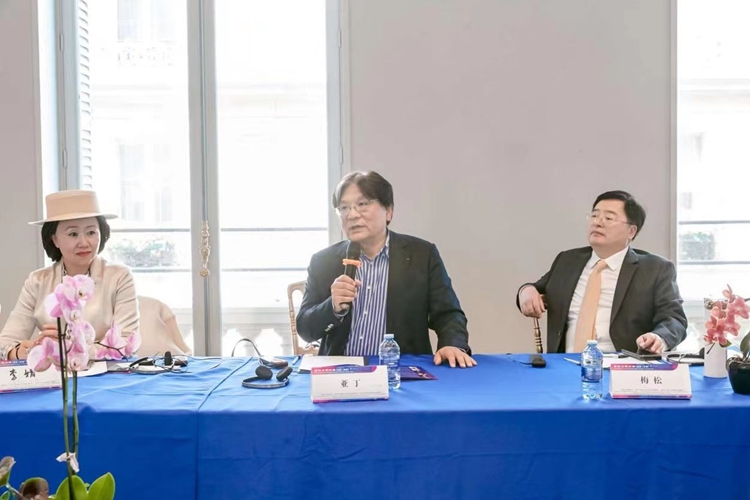法中交流促進(jìn)會(huì)會(huì)長(zhǎng)、作家、翻譯家、法國(guó)最高榮譽(yù)騎士勛章獲得者亞丁發(fā)言（圖片：中國(guó)傳媒大學(xué)
