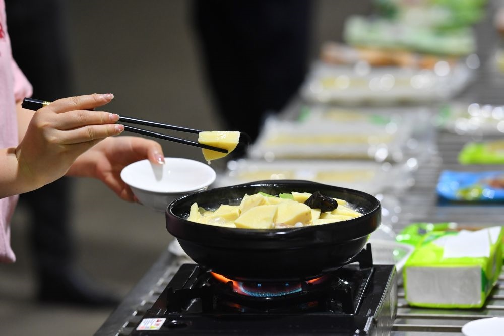 2024年5月9日，福建省三明市極野食品有限公司工作人員在試吃竹筍食品。新華社記者 姜克紅 攝