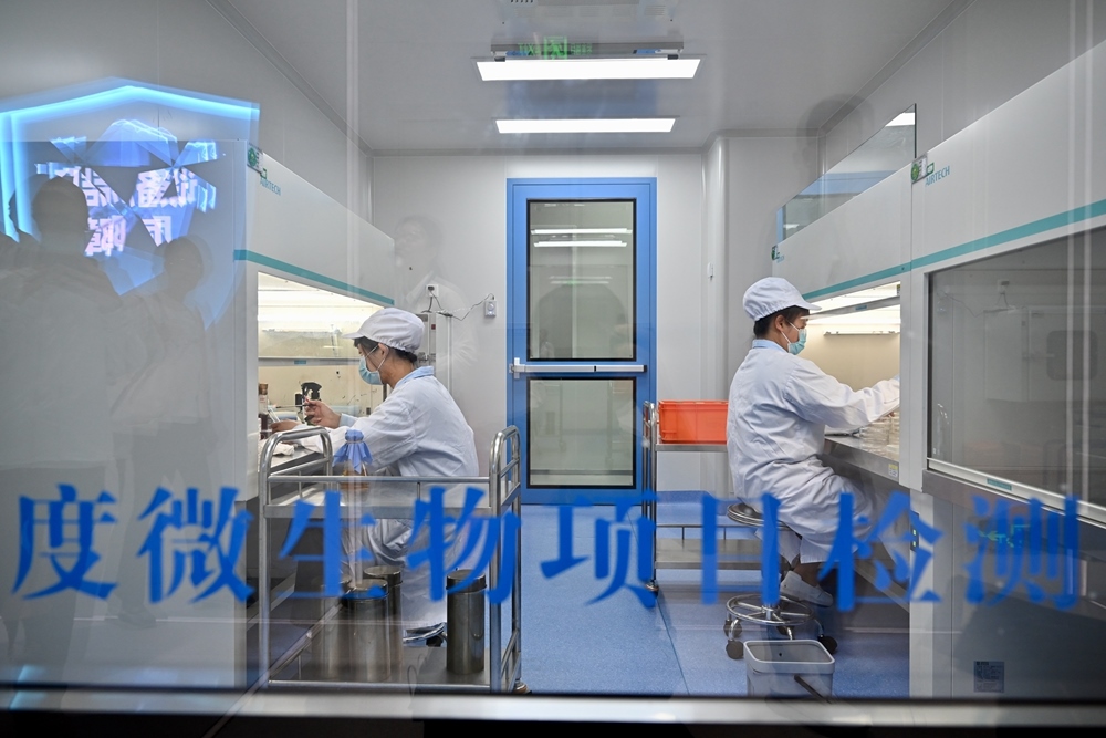 2024年5月8日，福建長富乳品有限公司工作人員在對乳品進(jìn)行微生物項目檢測。新華社記者 姜克紅 攝