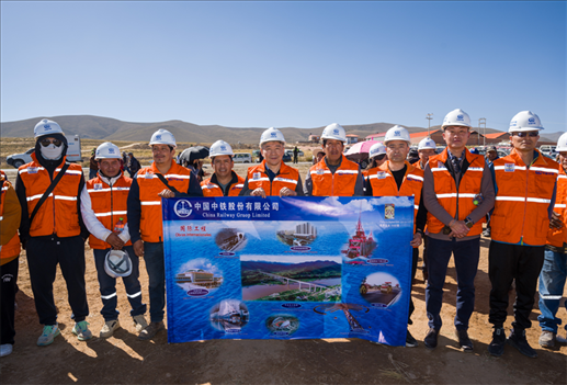 奧魯羅公路項目開工儀式現(xiàn)場，中國中鐵員工代表合影。中國中鐵供圖