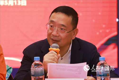 巴西文協(xié)主席上官建峰在座談會上致辭。人民網(wǎng)記者 陳海琪攝