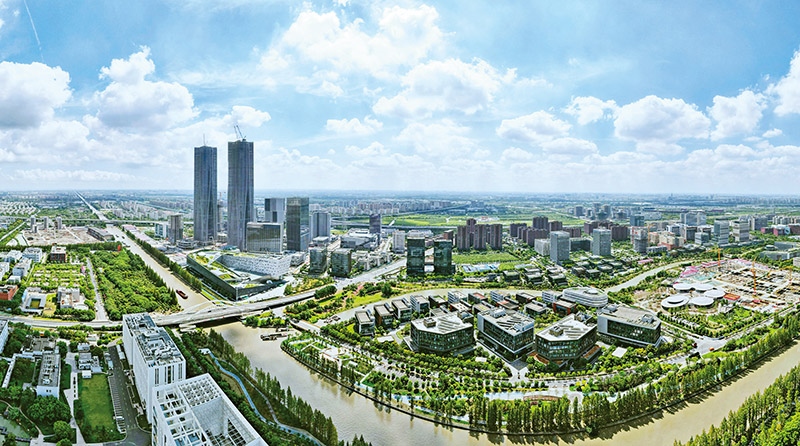 建立全國第一個國際貿(mào)易“單一窗口”，開設(shè)全國第一批自由貿(mào)易賬戶，設(shè)立全國第一家外商獨資醫(yī)院、第一家外商獨資公募基金公司、第一家外商獨資汽車制造企業(yè)……中國（上海）自由貿(mào)易試驗區(qū)掛牌以來，誕生了若干個“全國第一”，在制造業(yè)、金融業(yè)等數(shù)十個開放領(lǐng)域，實現(xiàn)一批全國首創(chuàng)項目落地。圖為上海自貿(mào)區(qū)張江片區(qū)（2023年9月10日攝，無人機照片）。 新華社記者 方喆/攝