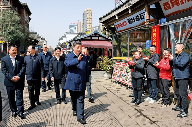 2024年3月18日至21日，中共中央總書(shū)記、國(guó)家主席、中央軍委主席習(xí)近平在湖南考察。這是19日上午，習(xí)近平在常德河街考察時(shí)，同店主和游客親切交流。 新華社記者 王曄/攝