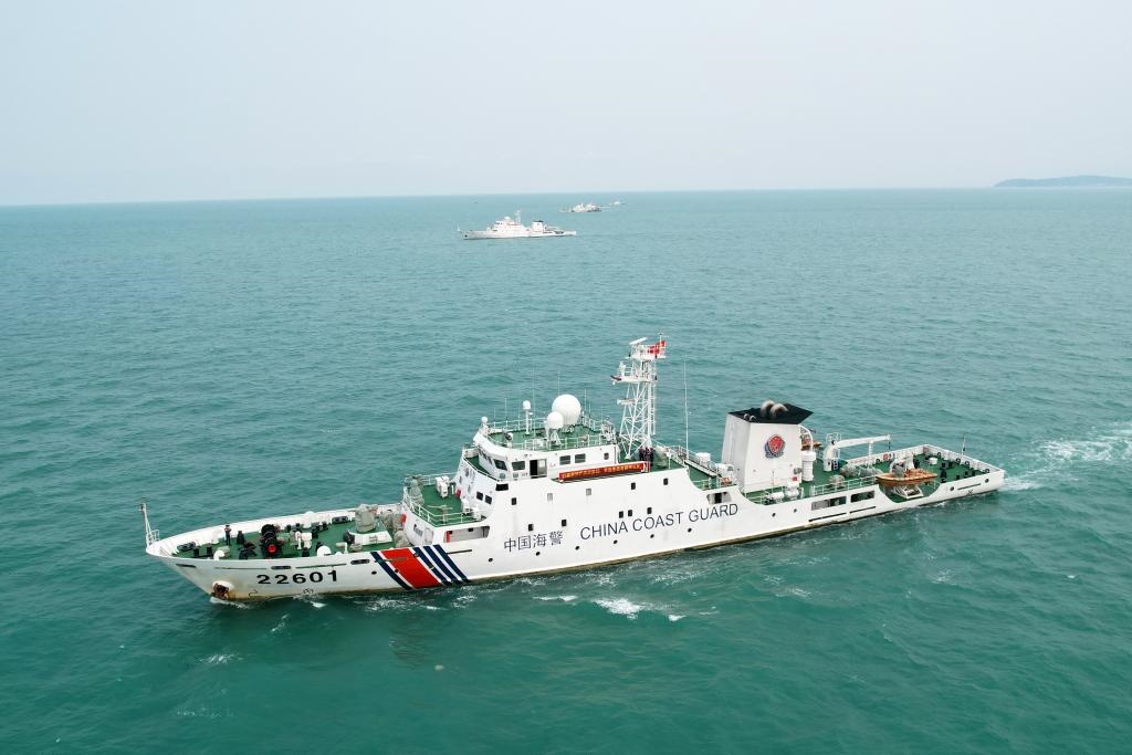 圖為5月14日海警艦艇編隊(duì)在巡航管控。（中國(guó)海警局南海分局供圖）