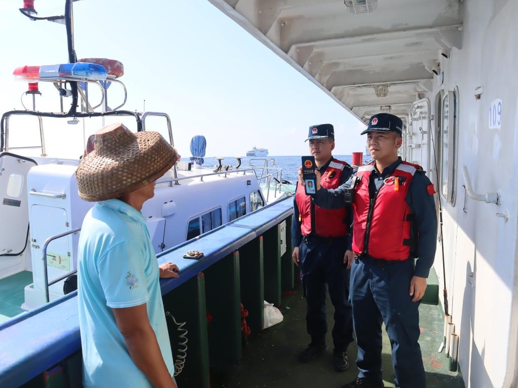 圖為5月12日海警執(zhí)法員登臨檢查漁船。（中國(guó)海警局南海分局供圖）