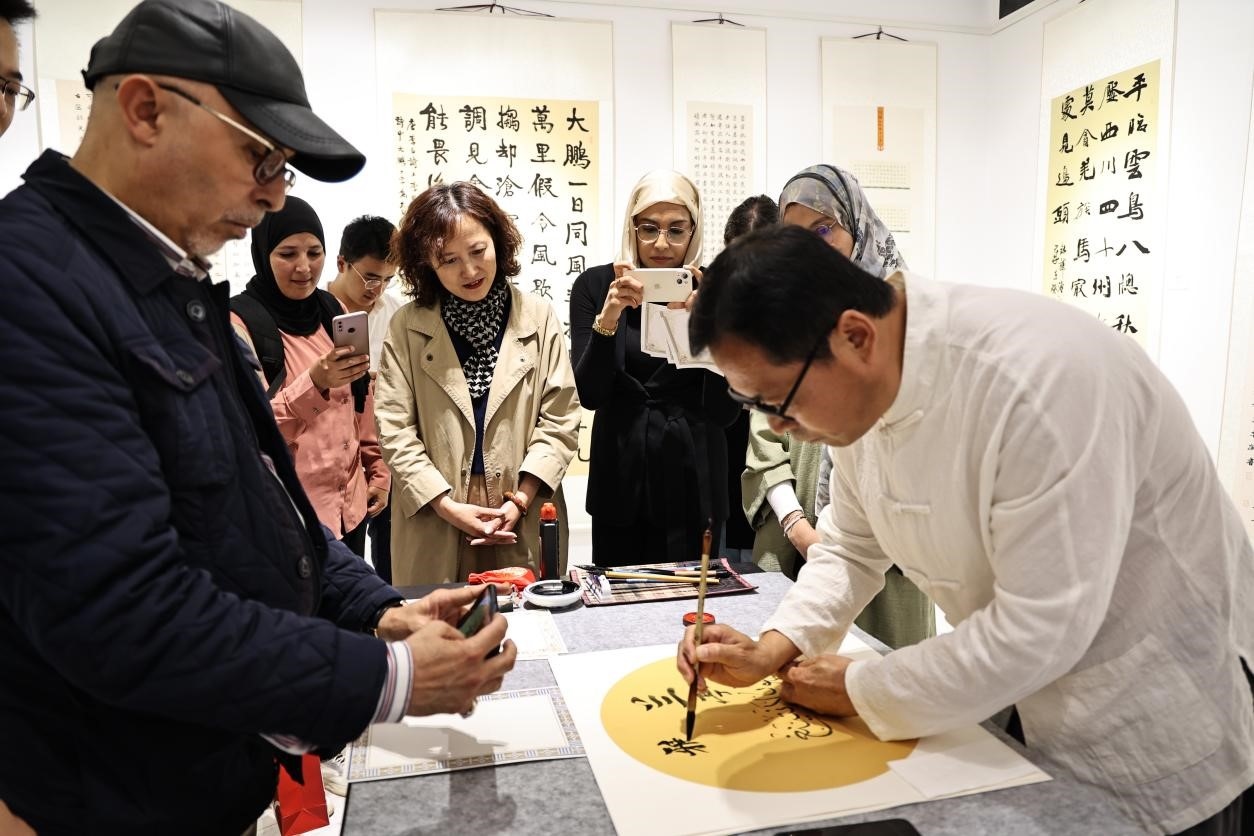 中摩書法老師在共同創(chuàng)作。拉巴特中國文化中心供圖