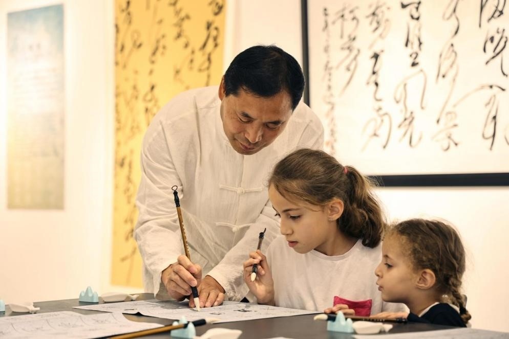 中國書法老師帶領(lǐng)現(xiàn)場觀眾體驗(yàn)書法。拉巴特中國文化中心供圖