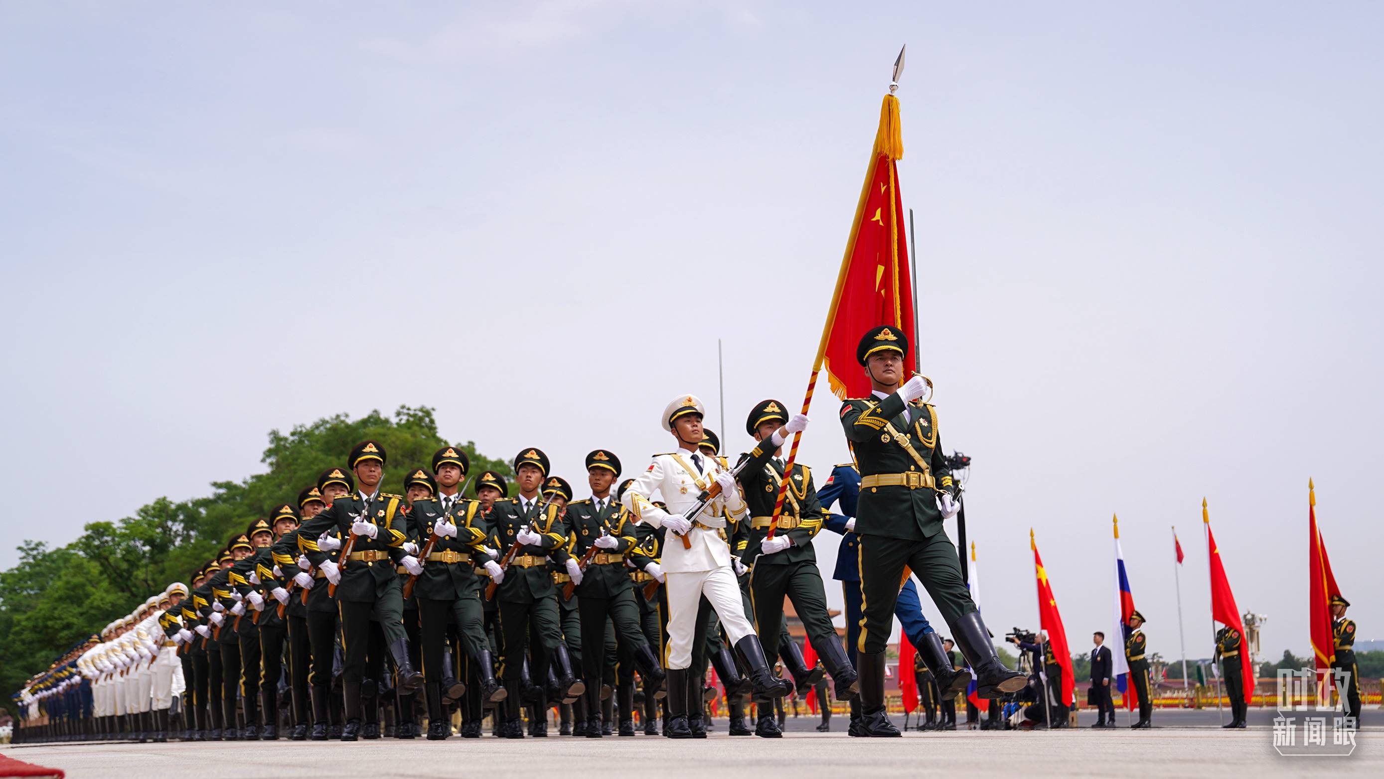 △歡迎儀式現(xiàn)場的中國人民解放軍儀仗隊(duì)。（總臺(tái)國廣記者李晉拍攝）