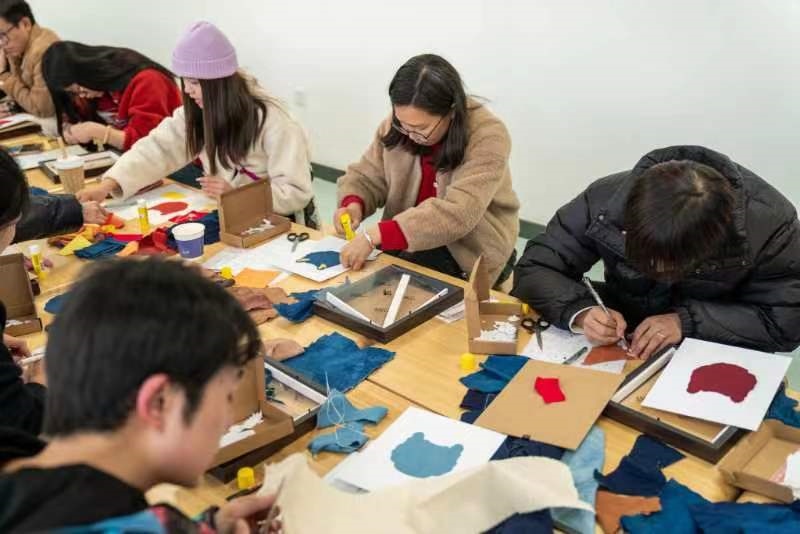 2024年2月，群眾在貴州省民族博物館老師帶領(lǐng)下開展拼布、拓印等非遺手工體驗活動。受訪者供圖