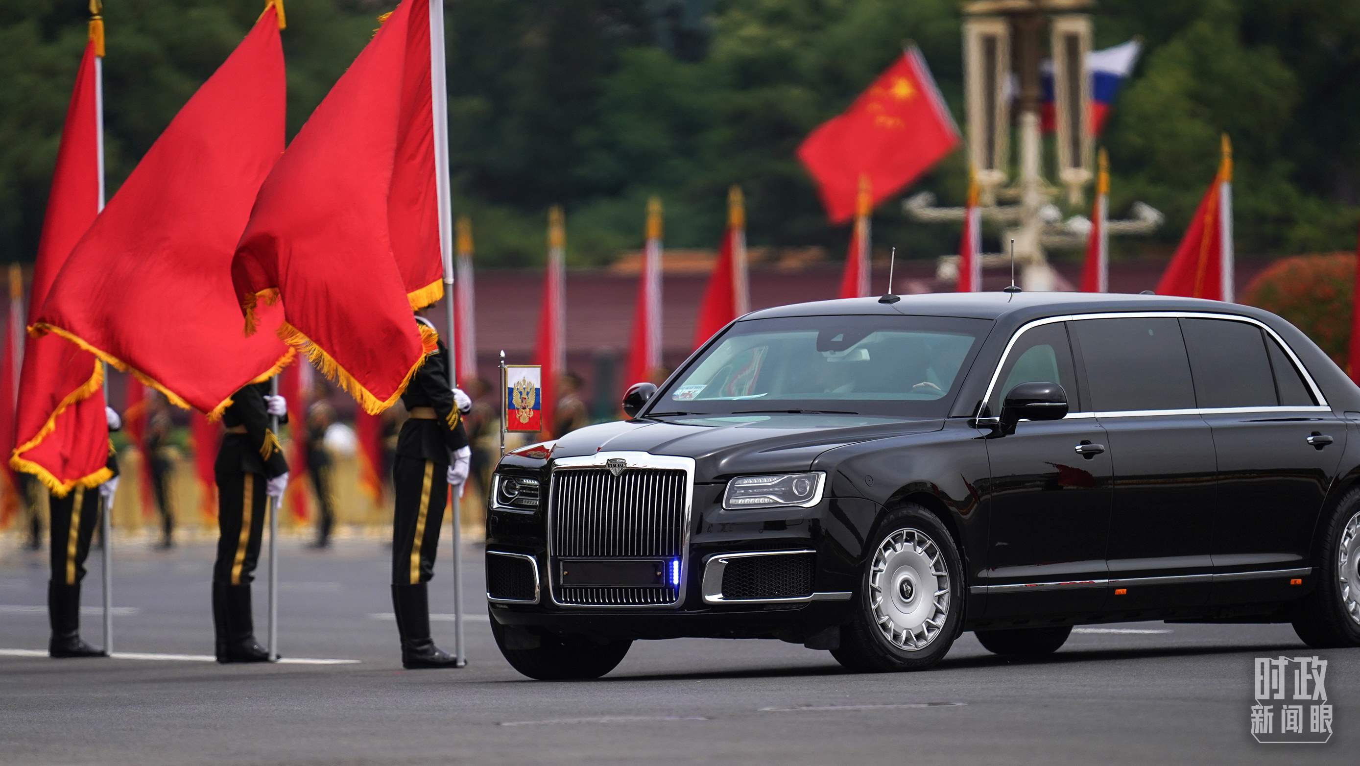 △普京總統(tǒng)乘車抵達(dá)歡迎儀式現(xiàn)場。（總臺(tái)國廣記者李晉拍攝）