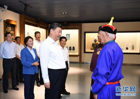 2019年7月15日，習(xí)近平總書記在赤峰博物館同古典民族史詩《格薩（斯）爾》非物質(zhì)文化遺產(chǎn)傳承人親切交談。