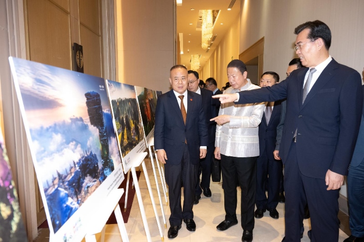 貴州省長(zhǎng)李炳軍（右一）向泰方介紹貴州旅游資源。泰國(guó)中華總商會(huì)供圖